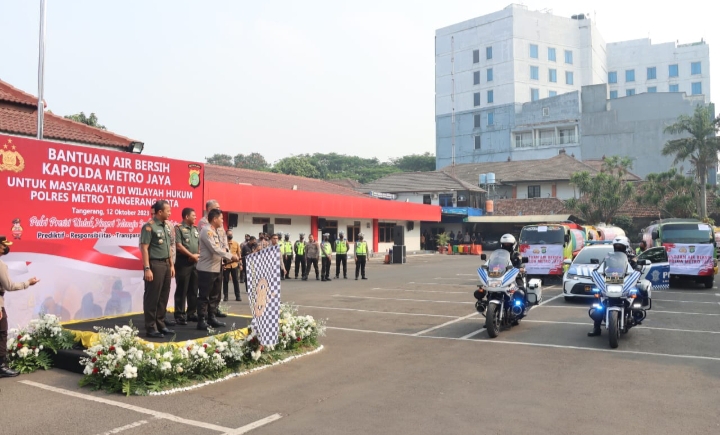 kapolda-metro-jaya-berikan-bantuan-24-tengki-air-bersih-kepada-masyarakat-tangerang