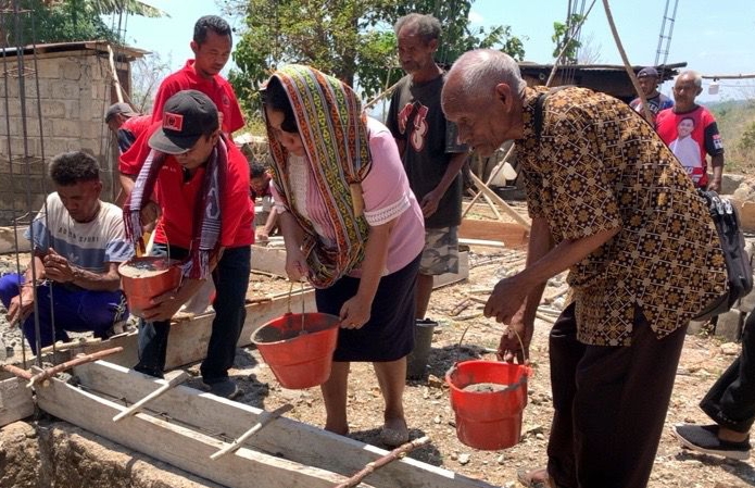 pdi-perjuangan-tts-bangun-rumah-warga-tak-mampu-di-desa-oinlasi,-12-hari-rampung