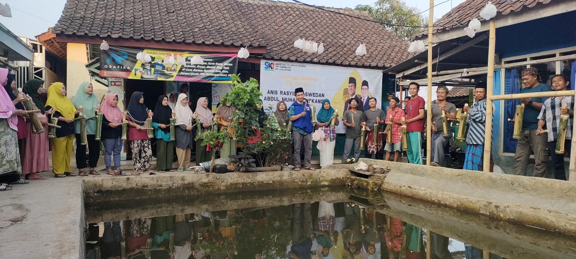 sejumlah-warga-di-jabar-bunyikan-kentongan-serentak,-sebagai-simbol-gerakan-perubahan-di-berbagai-kampung