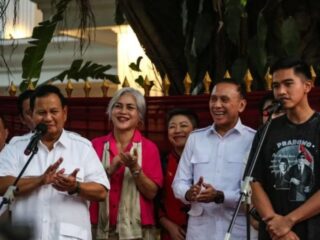 kenakan-kaos-bergambar-‘prabowo’-saat-kunjungan-psi-ke-kertanegara,-kaesang:-saya-kan-ngefans