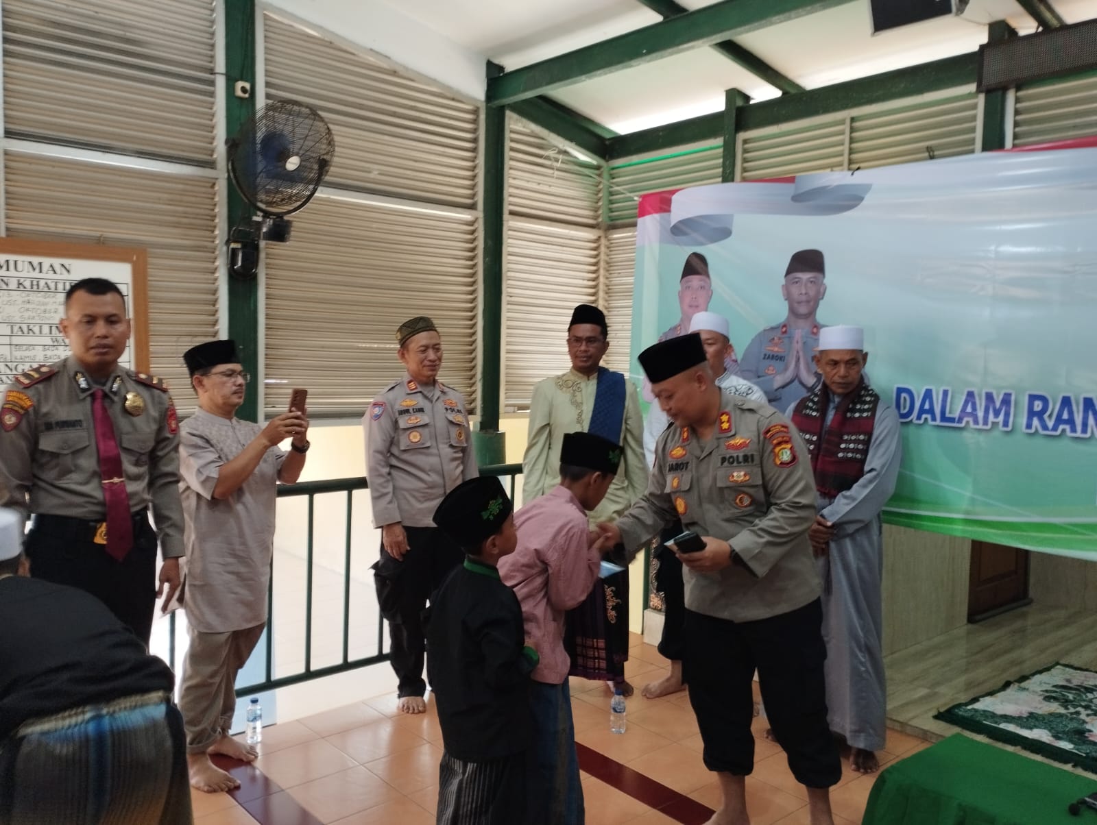 polres-kepulauan-seribu-gelar-doa-bersama-dan-santunan-anak-yatim-untuk-menyambut-pemilu-damai