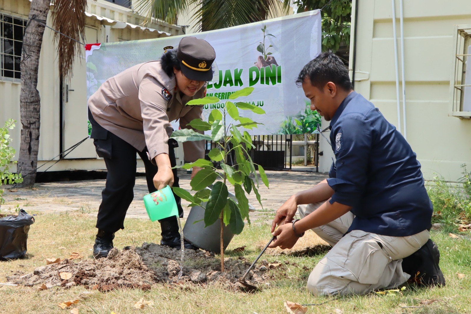 upaya-penanggulangan-polusi-udara:-polres-kepulauan-seribu-gelar-aksi-penanaman-pohon