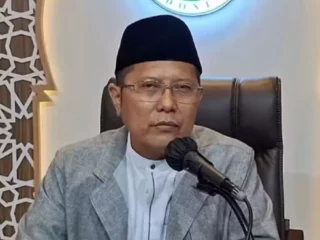 kontestasi-pilpres-2024,-kh-cholil-nafis-minta-agama-tidak-dibawa-bawa