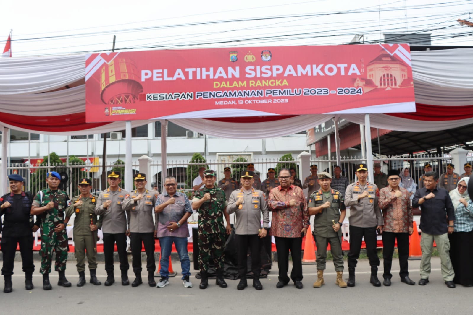 siap-amankan-pemilu-2024,-polisi-gelar-simulasi-sispamkota-di-kpu-sumut