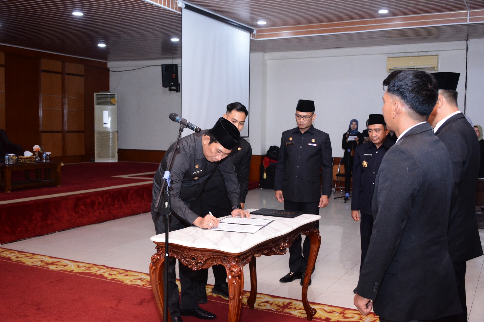 bupati-popo-ali-martopo-,-melantik-dan-mengambil-sumpah-42-pejabat-administrator-dan-pengawas-di-lingkungan-pemkab-oku-selatan