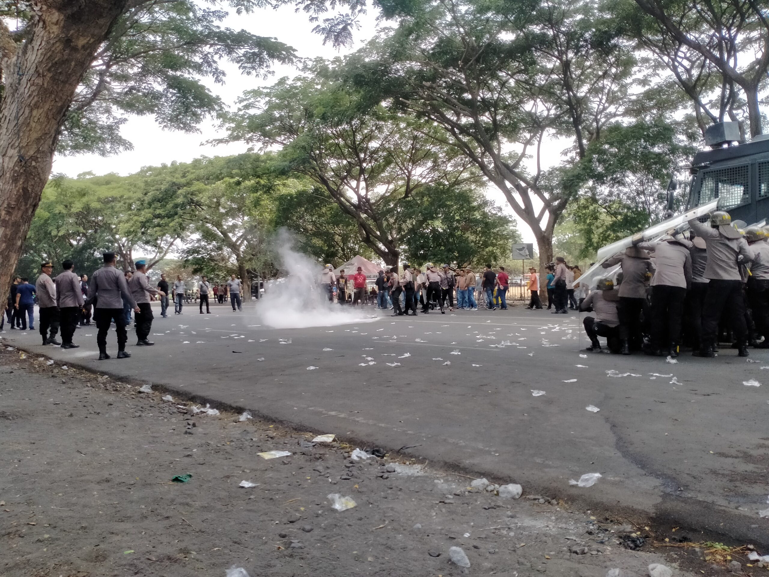 ratusan-personil-polres-kediri-menggelar-latihan-sistem-pengamanan-kota-(sispamkota)-di-kawasan-simpang-lima-gumul-(slg),-sabtu-(14/10/2023)-pagi. 