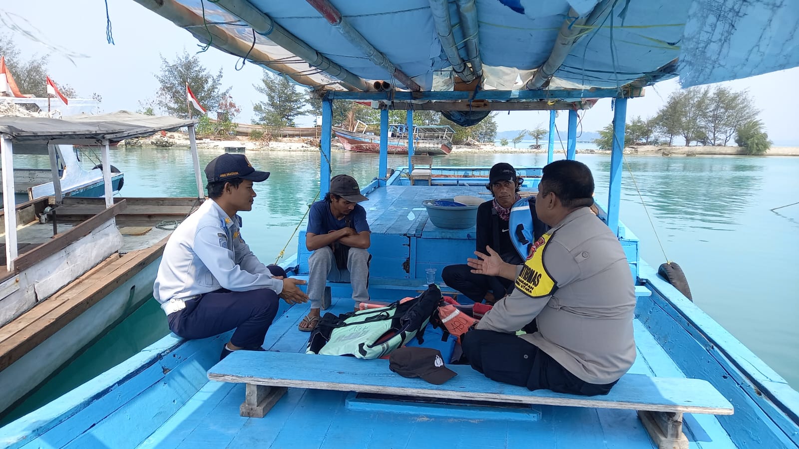 bhabinkamtibmas-pulau-harapan-ajak-nelayan-setempat-sadar-akan-pentingnya-menggunakan-life-jacket