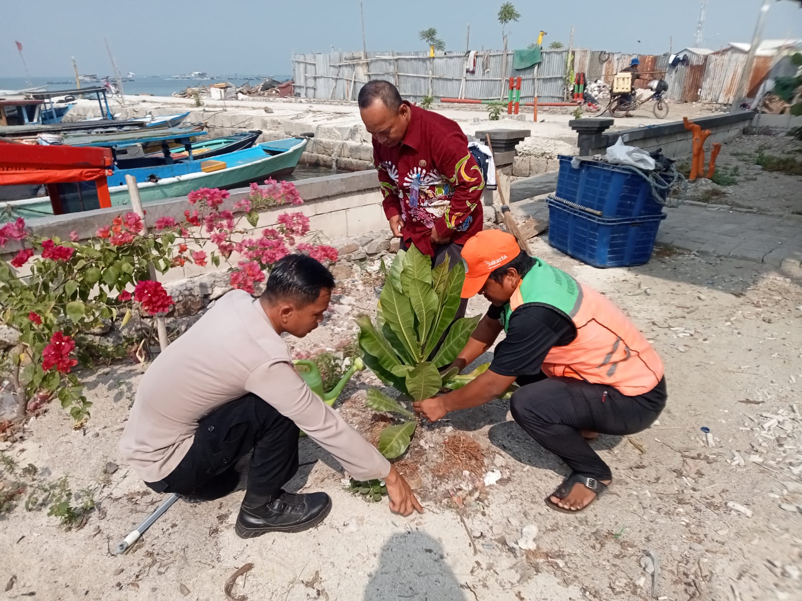 sinergi-polri-dan-pemerintah-lokal-di-kepulauan-seribu-utara-dalam-penanaman-pohon-untuk-mengatasi-polusi-udara