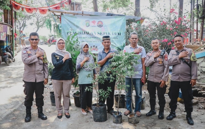 peringati-hut-humas-polri-ke-72,-humas-polres-metro-tangerang-kota-tanam-pohon-untuk-penghijauan