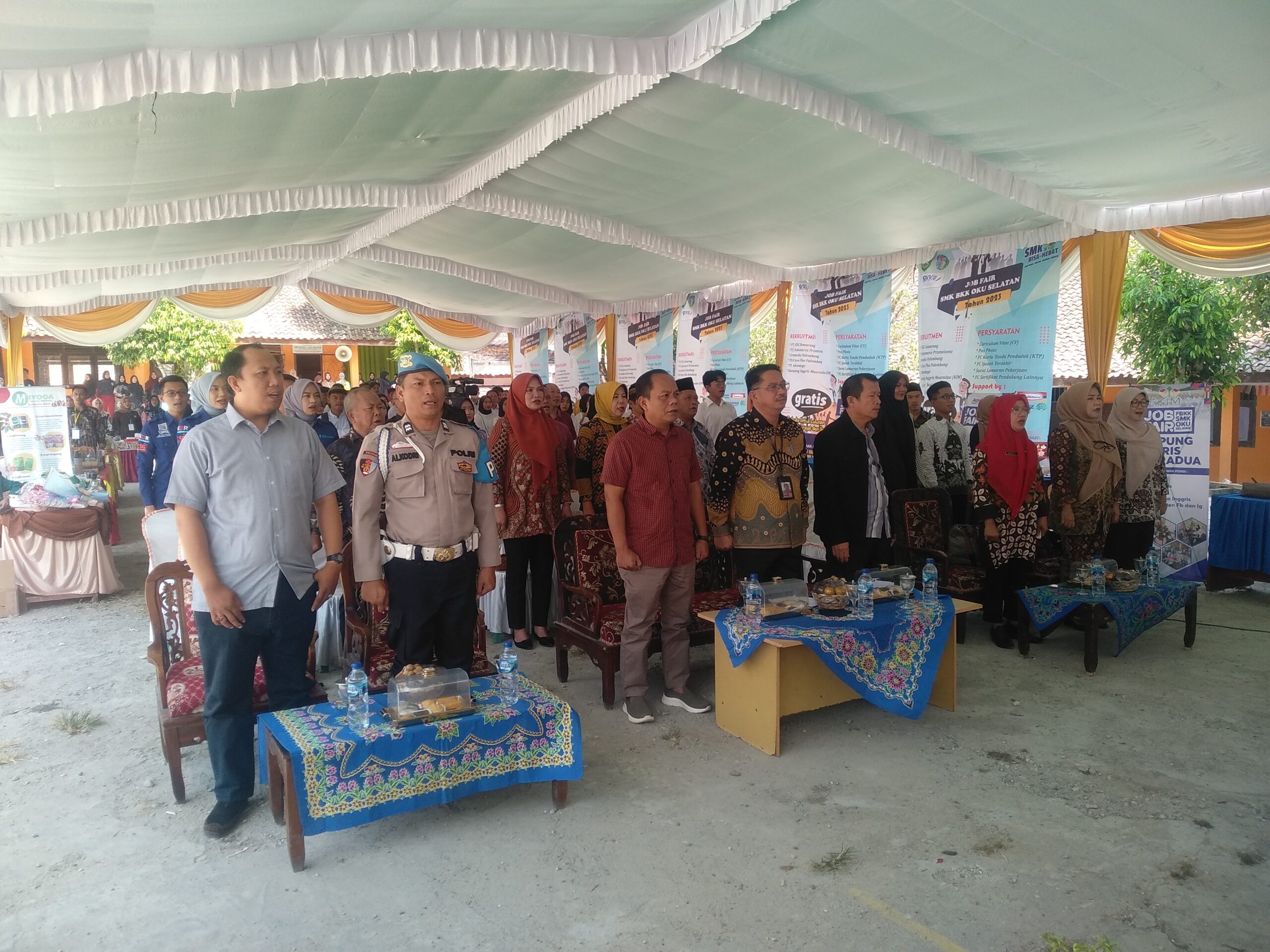 ratusan-pelamar-kerja-di-oku-selatan-memadati-job-fair-di-halaman-smk-negeri-1-kecamatan-buay-sandang-aji