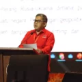 tanggapi-kedekatan-gibran-dengan-prabowo,-hasto:-ya-tidak-apa-apa,-kami-senyum-senyum-aja