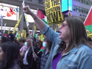 Demonstran Pro-Palestina Penuhi Times Square, New York