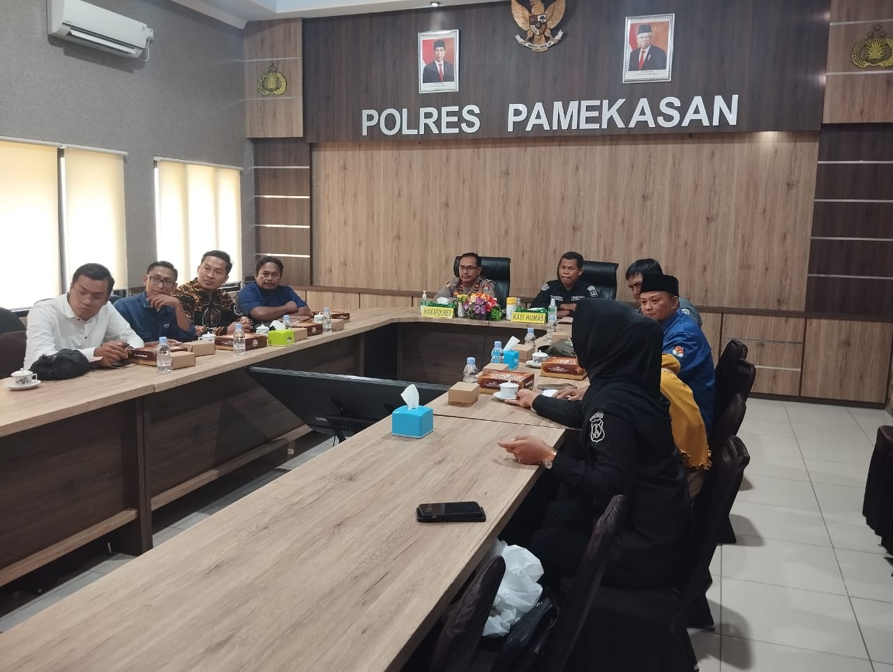 zoom-meeting-pelatihan-peliputan-pemilu-2024,-polres-pamekasan-gandeng-pwi,-kpu-dan-bawaslu-mengikuti