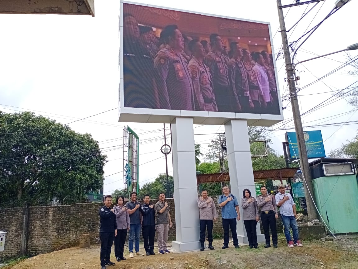 tim-divisi-humas-polri-kunjungi-polsek-pancur-batu,-asistensi-pekerjaan-pengadaan-led-outdoor-videotron