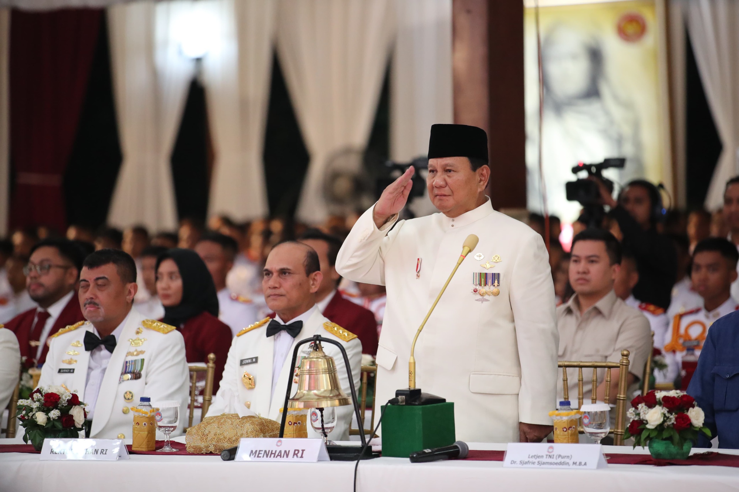 terkesan-dengan-semangat-kadet-politeknik-ben-mboi,-prabowo-boyong-mahasiswa-ke-ibu-kota