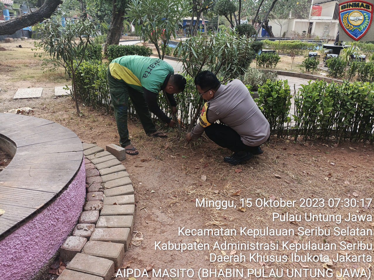 bhabinkamtibmas-pulau-untung-jawa-tanam-pohon-untuk-kurangi-polusi-dan-tingkatkan-penghijauan