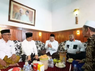 kunjungi-rais-syuriah-nu-sidoarjo,-begini-doa-kh-ahmad-rofiq-siradj-untuk-anies-baswedan