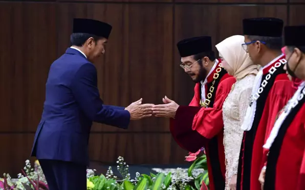 demokrasi-indonesia-disebut-ada-di-tangan-keluarga-jokowi