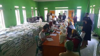 Pemdes Ganjarsabar Nagreg Bagikan Bantuan Pangan Beras 10 Kg Kepada 806 KPM