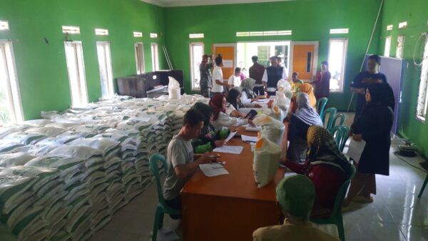 Pemdes Ganjarsabar Nagreg Bagikan Bantuan Pangan Beras 10 Kg Kepada 806 KPM