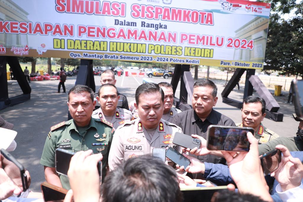 polres-kediri-menggelar-simulasi-sistem-pengamanan-kota-(sispamkota)-di-kawasan-simpang-lima-gumul-(slg)-kecamatan-ngasem-kabupaten-kediri,-senin-(16/20/2023)-sispamkota-ini-dilaksanakan-dalam-rangka-untuk-persiapan-tahapan-pemilihan-umum-(pemilu)-2024-mendatang. 