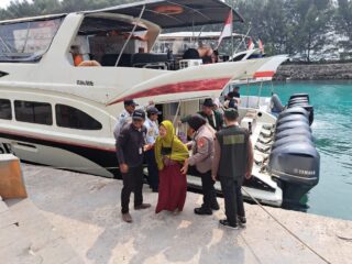 Bripka Indri Pratiwi Polwan Polres Kepulauan Seribu Sambut Ramah Penumpang Kapal di Pulau Tidung