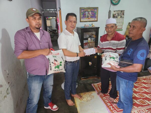 Pengurus PAC PP Medan Area Wafat, Ketua Pewarta Melayat dan Berikan Uang Duka