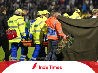 Kiper Ajax Etienne Vaessen Tidak Sadarkan Diri Setelah Diterjang Pemain Ajax, Pertandingan Ditangguhkan