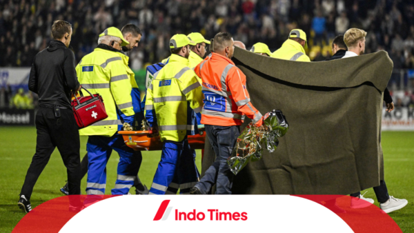 Kiper Ajax Etienne Vaessen Tidak Sadarkan Diri Setelah Diterjang Pemain Ajax, Pertandingan Ditangguhkan