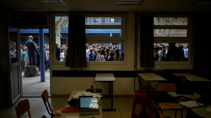 sekolah-sekolah-di-prancis-heningkan-cipta-untuk-hormati-guru-yang-tewas-ditikam