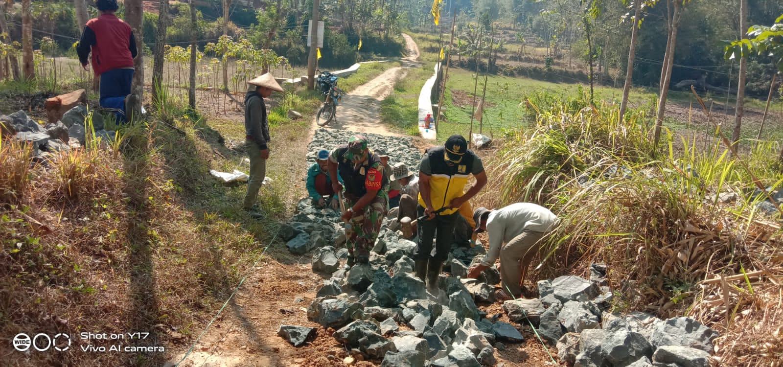 sertu-masrun-raja-babinsa-desa-lembursawah-koramil-0622-10/pabuaran-melaksanakan-kegiatan-kerjabakti-pengerasan-jalan-desa