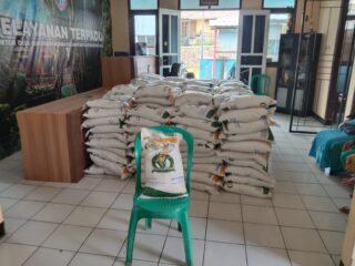 kantor-pos,-kecamatan-gunung-kencana-salurkan-beras-sembako-10-kg,ke-12-desa-desa