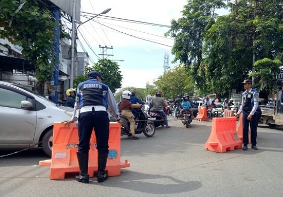 personel-dishub-kota-banjarmasin-hadang-para-pengendara-yang-nekat-lawan-arus