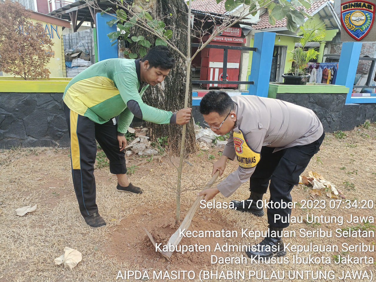 bhabinkamtibmas-pulau-untung-jawa,-aipda-masito,-giat-tanam-pohon-untuk-bersihkan-udara-dan-hijaukan-lingkungan