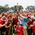 ketua-komwil-i-apeksi-serahkan-trofi-juara-kepada-pemenang-sepakbola