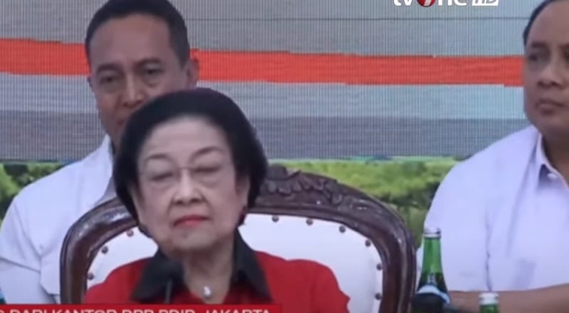 dua-sosok-jenderal-di-belakang-megawati-saat-umumkan-cawapres-ganjar,-mantan-petinggi-tni-polri