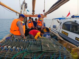 team-patroli-satpolair-polres-kepulauan-seribu-sambang-nelayan-tinjau-keamanan-laut-di-pulau-kelapa