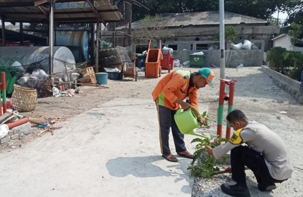 bhabinkamtibmas-pulau-panggang-dan-pulau-pramuka-giat-tanam-pohon-demi-lingkungan-bersih-dan-sehat