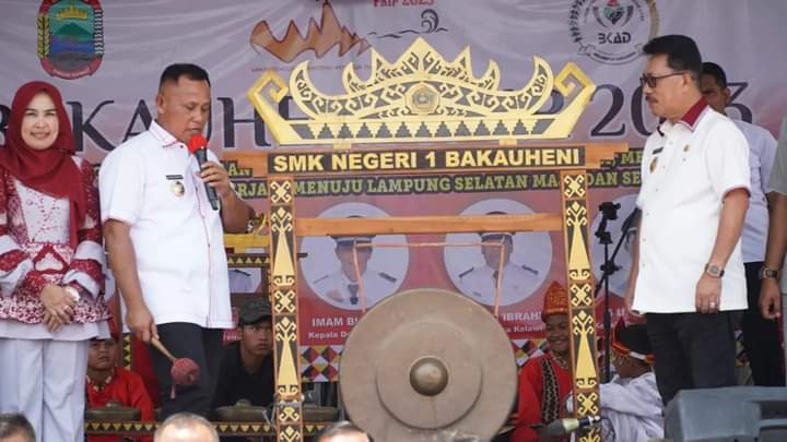 mengusung-tema-umkm-berevolusi-berkreasi,-berinovasi-dan-bertransformasi-bakauheni-fair-di-resmikan-bupati-lamsel