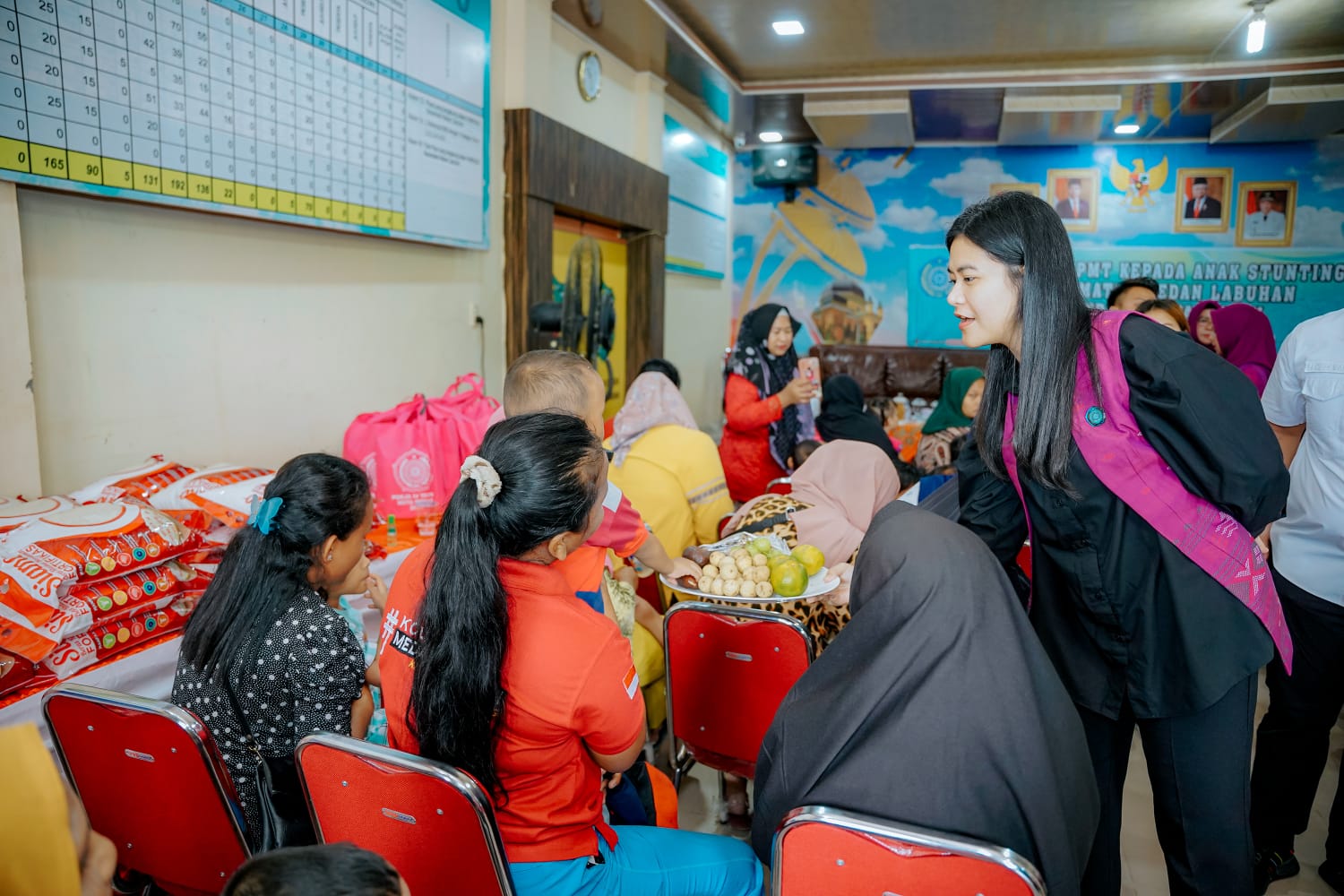 sebelum-berikan-pmt,-kahiyang-bercengkrama-dengan-30-anak-stunting