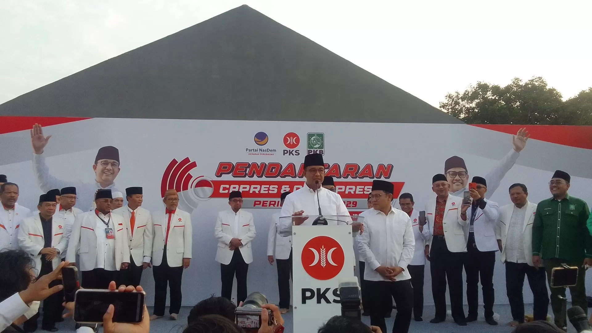 disambut-matahari-terbit-saat-daftar-ke-kpu,-anies:-menandakan-terbitnya-kemenangan-indonesia