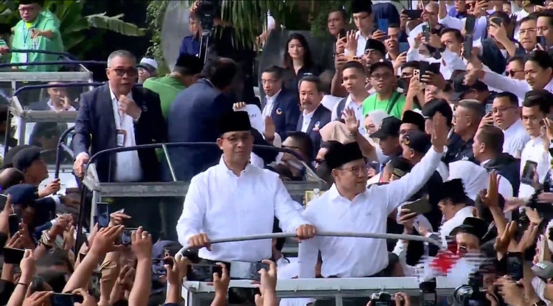 potret-anies-cak-imin-diarak-ribuan-pendukung-naik-jeep-terbuka-ke-kpu