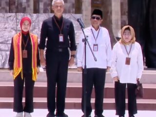 pakai-baju-5-tahun-lalu-saat-daftar-ke-kpu,-mahfud-md:-ada-pesan-tuhan-di-baju-ini