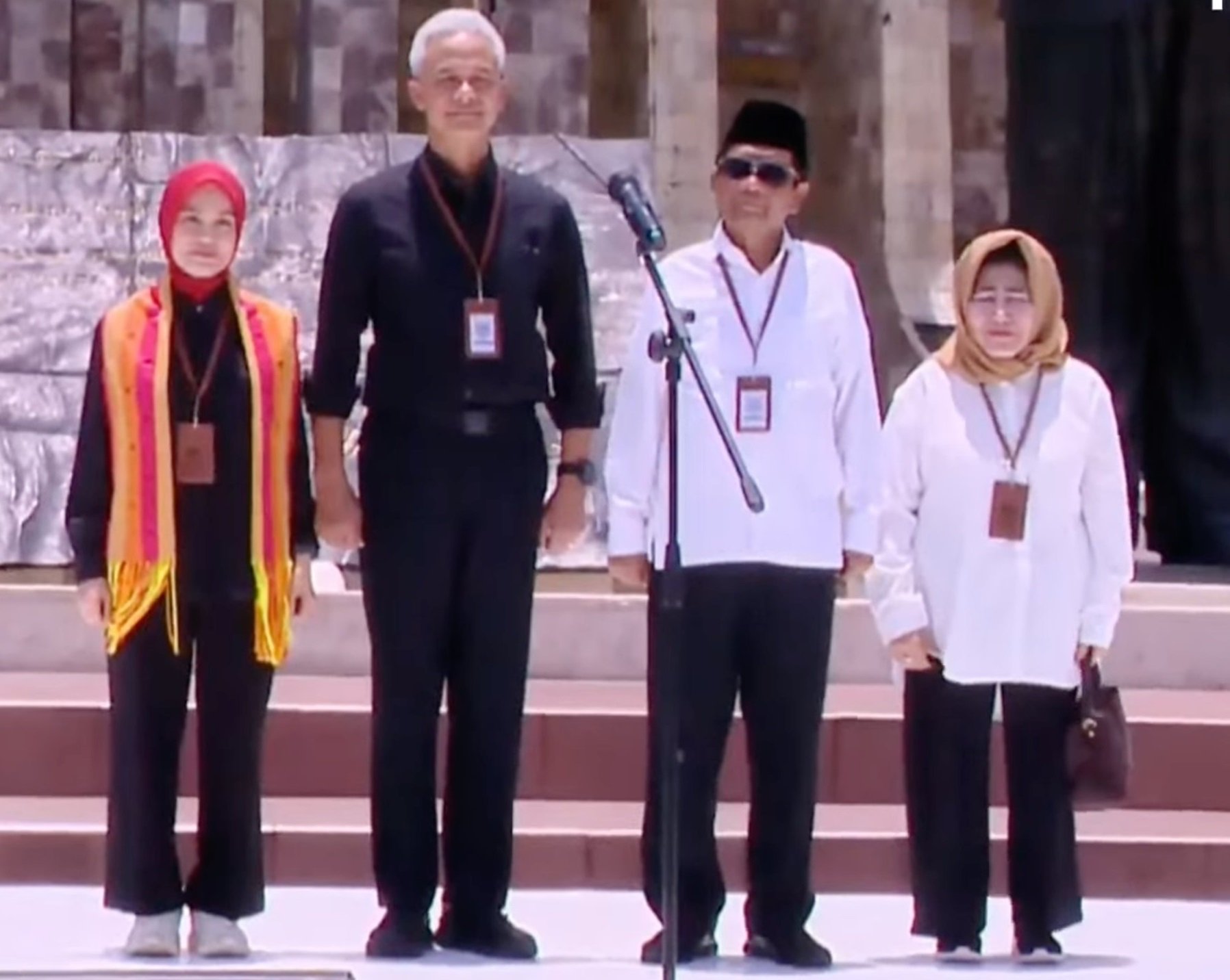 pakai-baju-5-tahun-lalu-saat-daftar-ke-kpu,-mahfud-md:-ada-pesan-tuhan-di-baju-ini