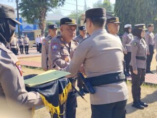 Apresiasi Kinerja Personil, Kapolres Maros Beri Penghargaan Kepada Personil Berprestasi 