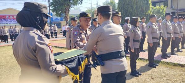 Apresiasi Kinerja Personil, Kapolres Maros Beri Penghargaan Kepada Personil Berprestasi 