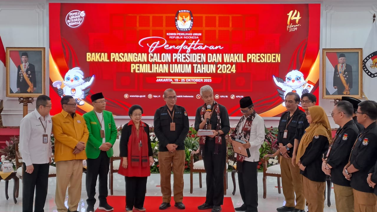 pasangan-ganjar-dan-mahfud-bersama-pendukung-daftarkan-diri-ke-kpu