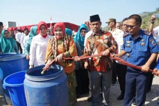 Dampingi Ketua TP. PKK Sadide Anggota DPRD Lamsel Sekaligus Calon DPRD Provinsi Lampung Berikan Bantuan Air Bersih