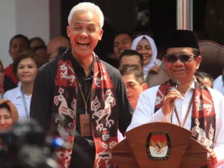 kemeja-putih-yang-dipakai-mahfud-md-mendaftar-di-kpu-sudah-disiapkan-5-tahun-lalu