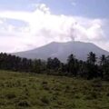 gunung-ibu-erupsi-dan-lontarkan-abu-setinggi-800-meter